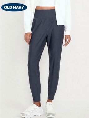 Old Navy NWOT Never Worn.
High-Waisted
PowerSoft Joggers Color:Dusk
Navy
Sz L